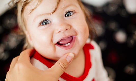 À quel âge sort la première dent de bébé ?
